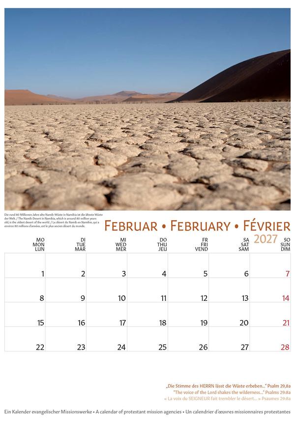 Aufnahme vom Standpunkt des trockenen Bodens der Wüste in die Weite. In der Ferne sieht man den blauen Himmel und Sandünen. &copy; Foto: Casjen Ennen/Bildwerkfilm