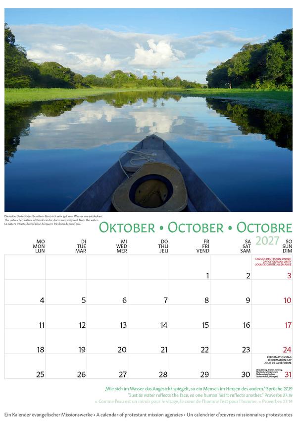 Foto in die Ferne auf einem Fluss. Zu sehen ist die Spitze des Kanus als Ausgangspunkt des Fotos. In der Ferne sieht man den Flusslauf, welcher von Bäumen umsäumt ist und einen blauen sonnigen Himmel mit Wolken. &copy; Foto: Casjen Ennen/Bildwerkfilm