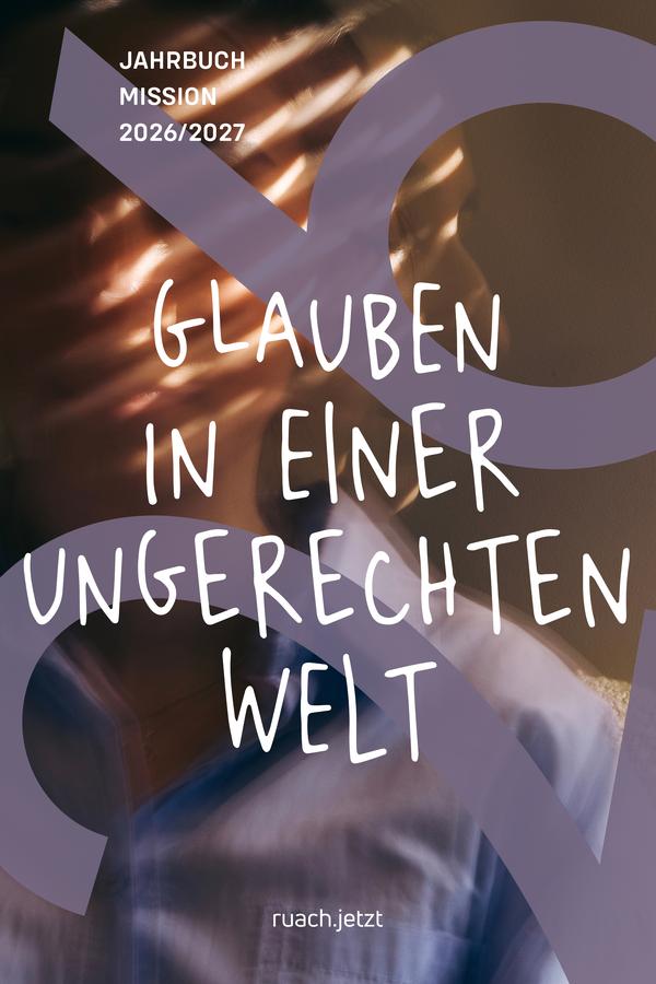 Jahrbuch 2026: Covermotiv zeigt unscharfe Person mit Lichteinfall durch ein Fenster plus Titel „Glauben in einer ungerechten Welt“ und die Zahl 26&copy; Foto: ruach.jetzt Verlag