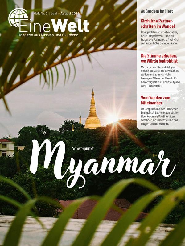 Cover EineWelt 2/26: Landschaftsaufnahme von Myanmar. Blick durch Palmenblätter auf goldenen Tempel im Sonnenaufgang&copy; Foto: Titelfoto: Danny Mizo/Unsplash