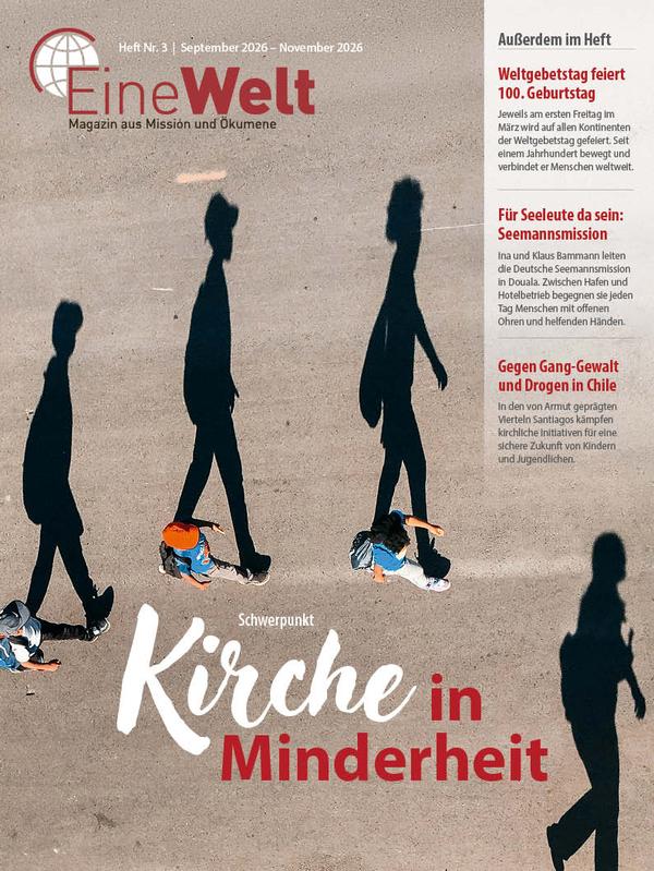 Cover EineWelt 3/26: Aufnahme von gehenden Menschen auf einer Straße aus der Vogelperspektive mit großem Schattenwurf der Körper. Die Menschen sind für sich alleine und nicht in Gruppen unterwegs. &copy; Foto: Titelfoto: Tom Barrett/Unsplash
